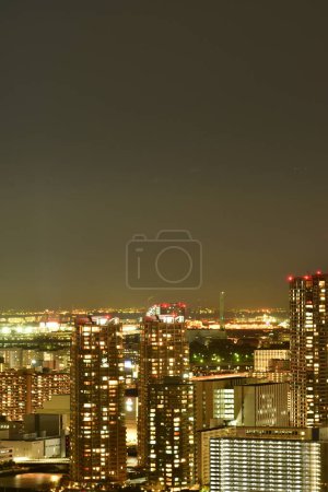 Tokio w nocy scityscape z mostów wieżowca rzeki. Wysokiej jakości zdjęcie
