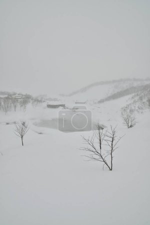 Natürliches Onsen mit Schnee im Winter Hokkaido Japan. Hochwertiges Foto