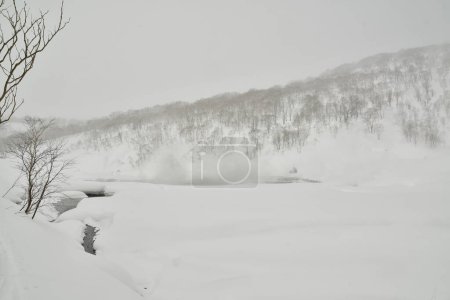 Onsen natural con nieve en invierno hokkaido japón. Foto de alta calidad