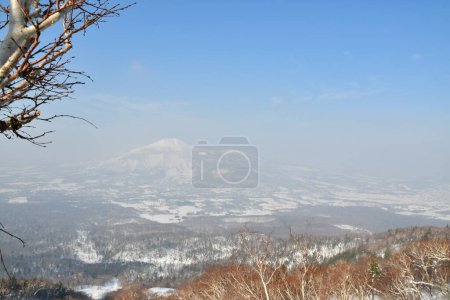 Die Besteigung des Mt. Yotei bietet einen sonnigen Tag mit Blick auf Winterschnee-Skitouren. Hochwertiges Foto