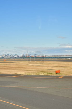 Blick auf den Flughafen Tokio Handeda vom Plain Skyline Field aus. Hochwertiges Foto