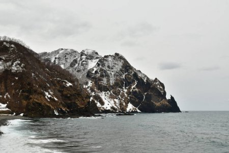 Hokkaido Winter Coast Line cerca del mar turbio turbio iwainai. Foto de alta calidad
