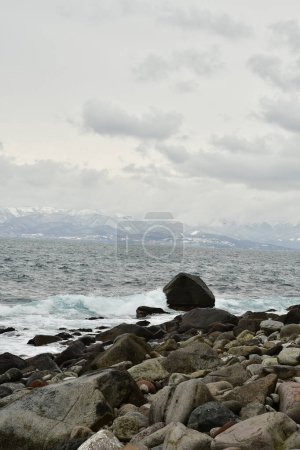 Téléchargez les photos : Hokkaido Winter Coast Line près de la mer agitée nuageuse d'iwainai. Photo de haute qualité - en image libre de droit