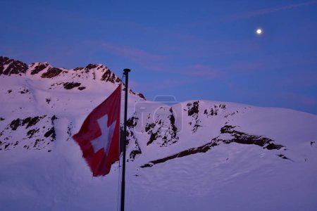 Schweizer Flagge im Morgengrauen auf der Vermigelhütte Andermatt Schweiz. Hochwertiges Foto