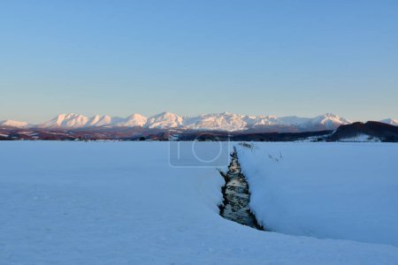 Schnee und Berglandschaft kokkaido Dämmerung Sonnenuntergang. Hochwertiges Foto