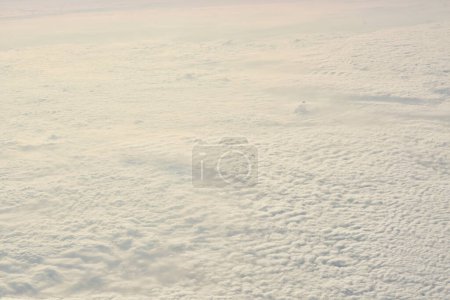 Wolkenteppich über dem Himmel Reisejet. Hochwertiges Foto