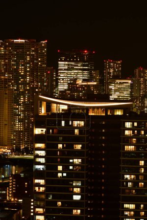 Tokio w nocy scityscape z mostów wieżowca rzeki. Wysokiej jakości zdjęcie