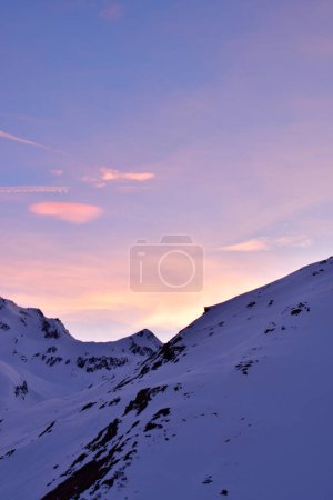Crépuscule dans les Alpes suisses cabane vermigel près Andermatt lune de neige d'hiver. Photo de haute qualité