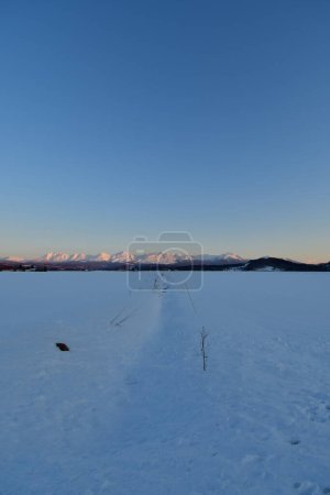 neige et montagne paysage kokkaido crépuscule aube coucher de soleil. Photo de haute qualité