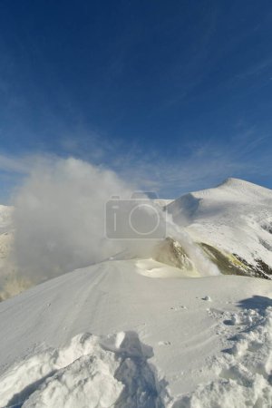 La fumée émanant du paysage hivernal a plafonné le Mt. Volcan Tokachi, Hokkaido, Japon. Photo de haute qualité