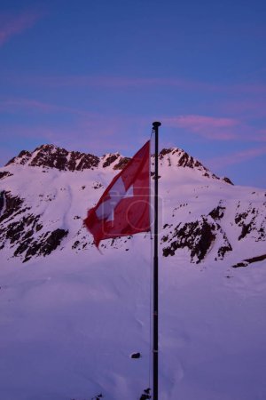 Drapeau suisse à l'aube sur la cabane Vermigel Andermatt Suisse. Photo de haute qualité