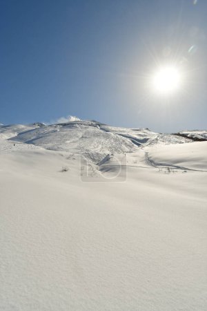 Téléchargez les photos : Paysage hivernal de hokkaido japon près de la neige biei ski froid. Photo de haute qualité - en image libre de droit
