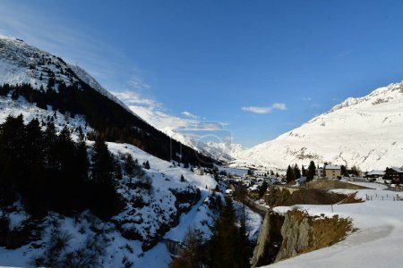 Andermatt en otoño con nieve en los alpes suizos. Foto de alta calidad