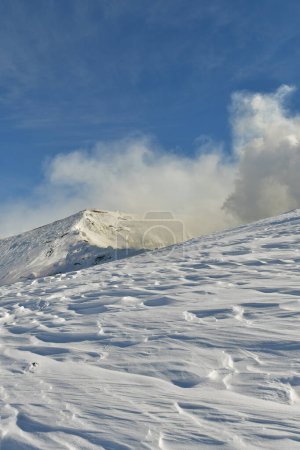 La fumée émanant du paysage hivernal a plafonné le Mt. Volcan Tokachi, Hokkaido, Japon. Photo de haute qualité