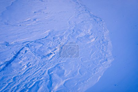 Arktische Oberfläche Kaltes Eis Schnee Wind Dunkelheit. Hochwertiges Foto