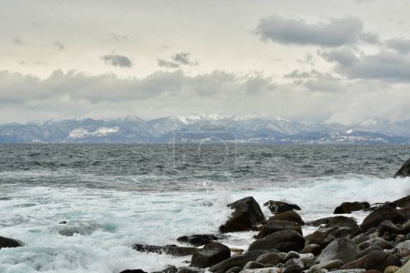 Küste von Hokkaido im Winter trübt Japan raue See. Hochwertiges Foto