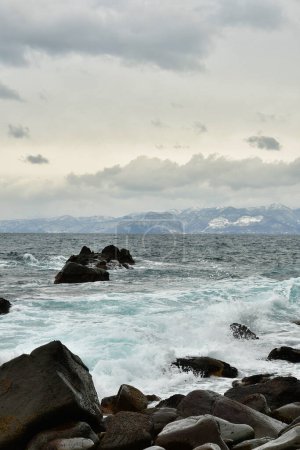 Küste von Hokkaido im Winter trübt Japan raue See. Hochwertiges Foto