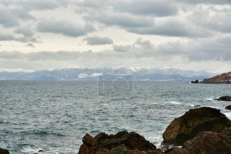 Téléchargez les photos : Côte de Hokkaido en hiver nuages japonais mer agitée. Photo de haute qualité - en image libre de droit
