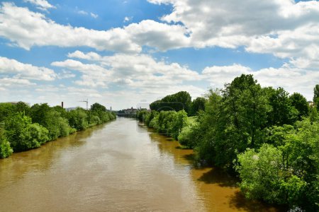 Fluss Regnitz Hochwasser sonnig blauer Himmel Wolken. Hochwertiges Foto