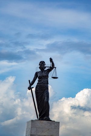 Téléchargez les photos : Sculpture de Lady Justice ou Themis symbole de justice et de droit à Izmir Turquie, Femida à l'extérieur contre ciel nuageux bleu espace de copie de fond découpé - en image libre de droit