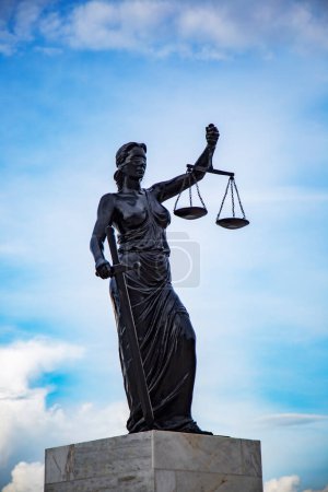 Téléchargez les photos : Sculpture de Lady Justice ou Themis symbole de justice et de droit à Izmir Turquie, Femida à l'extérieur contre ciel nuageux bleu espace de copie de fond découpé - en image libre de droit