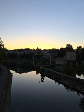 Foto de Besancon, agosto 2022 - Visita la hermosa ciudad de Besancon al atardecer con una puesta de sol - Imagen libre de derechos