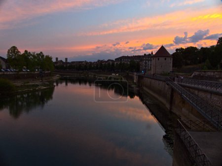 Foto de Besancon, agosto 2022 - Visita la hermosa ciudad de Besancon al atardecer con una puesta de sol - Imagen libre de derechos