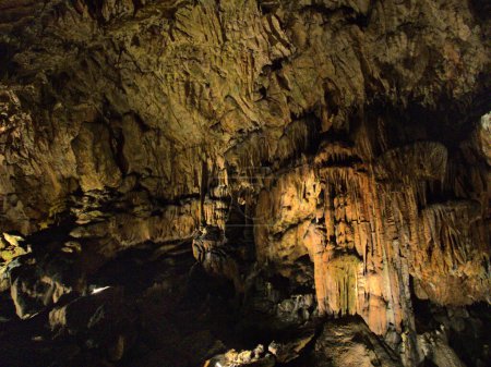 Téléchargez les photos : Roset-Fluans, France 2022 : Visite de la magnifique Grotte d'Osselle, découverte au XIIIe siècle - en image libre de droit