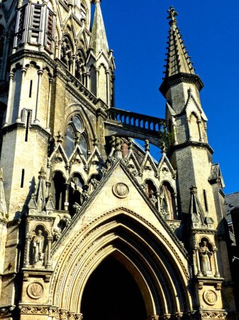 Foto de Lille, septiembre 2022: Magníficas fachadas de los edificios de Lille, la capital de Flandes - Monumento histórico: Monumento religioso - Iglesia - Imagen libre de derechos