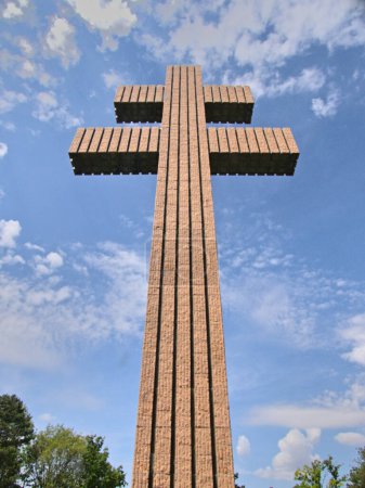 Téléchargez les photos : Colombey-les-Deux-eglises, août 2022 - Visite du Mémorial Général de Gaulle - Vue sur la croix géante lorraine - en image libre de droit