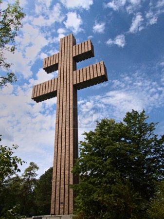 Colombey-les-Deux-eglises, agosto 2022 - Visita del General De Gaulle Memorial - Vista sobre la cruz gigante de lorena