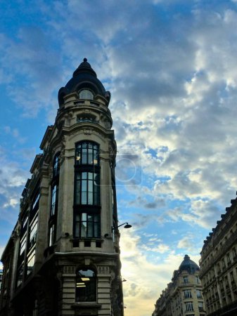 Foto de París, septiembre de 2022: Visita de la magnífica ciudad de París, capital de Francia - Vista de diferentes fachadas de edificios construidos por el barón Haussmann - Imagen libre de derechos