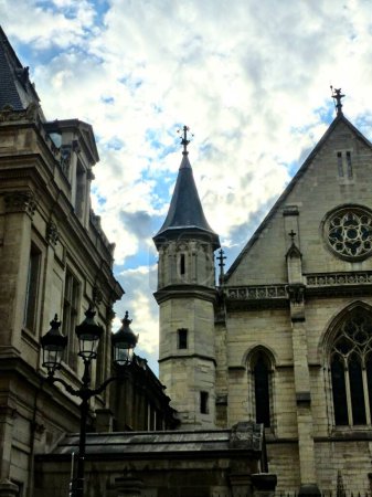 Foto de París, septiembre de 2022: Visita de la magnífica ciudad de París, capital de Francia - Vista de diferentes fachadas de edificios construidos por el barón Haussmann - Imagen libre de derechos