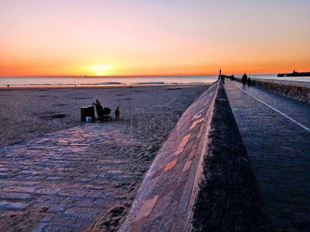 Calais, Francia - Junio 2021: Puesta de sol en la costa de Calais con el reflejo en el mar
