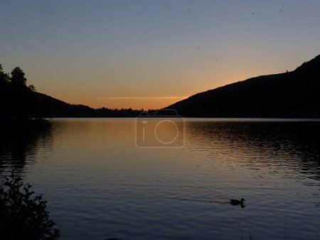 Foto de Gerardmer - Agosto 2020: Visita de la ciudad de Gerardmer - Tour por el hermoso lago en medio de las montañas de los Vosgos con una puesta de sol de agosto - Imagen libre de derechos