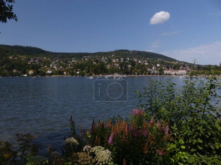 Foto de Gerardmer - Agosto 2020: Visita de la ciudad de Gerardmer - Tour por el hermoso lago en medio de los Vosgos - Imagen libre de derechos