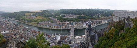 Foto de Dinant, Bélgica - Julio 2019, Ciudad de Dinant con la fortaleza construida por Vauban en 1818 en las alturas - Imagen libre de derechos
