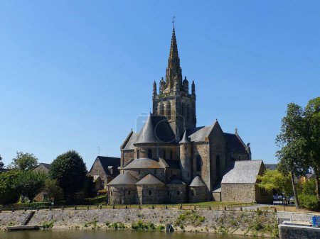 Foto de Laval, Francia - Agosto 2018: Visita a la ciudad de Laval con una hermosa vista sobre el río Mayenne - Imagen libre de derechos