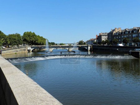 Foto de Laval, Francia - Agosto 2018: Visita a la ciudad de Laval con una hermosa vista sobre el río Mayenne - Imagen libre de derechos