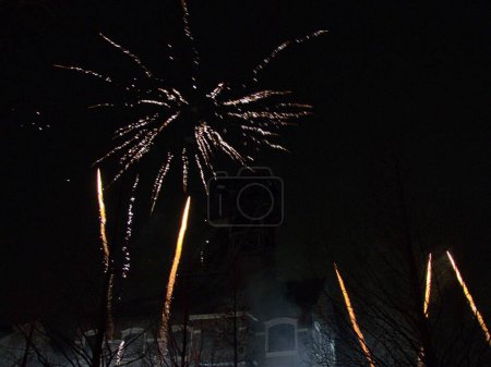 Téléchargez les photos : Oignies, France - 02 décembre 2022 - Saint Barbara's Day Fireworks Festival - Festival des mineurs, pompiers et pyrotechniciens. Organisé dans un ancien bâtiment minier - en image libre de droit