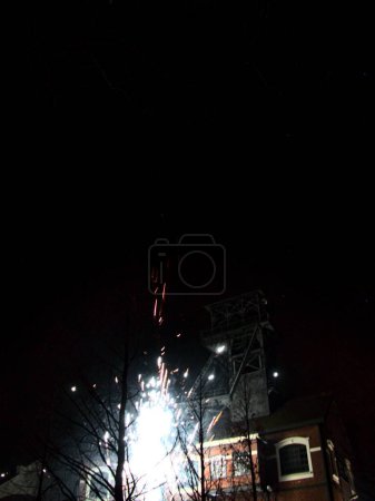 Téléchargez les photos : Oignies, France - 02 décembre 2022 - Saint Barbara's Day Fireworks Festival - Festival des mineurs, pompiers et pyrotechniciens. Organisé dans un ancien bâtiment minier - en image libre de droit