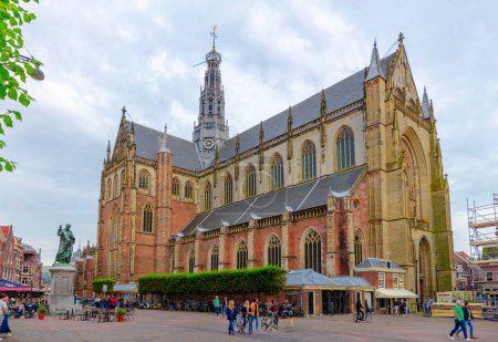 Foto de De Grote Kerk o St. Bavokerk, una iglesia protestante, en Grote Markt, Haarlem, Holanda del Norte, Países Bajos - Imagen libre de derechos