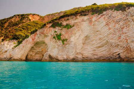 Foto de Hermoso paisaje marino, Vista de la costa con rocas y playas, isla de Corfú, Grecia. - Imagen libre de derechos