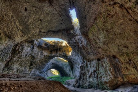 Foto de El fenómeno natural gigante de la Cueva Devetashka, cerca de la aldea Devetaki - Imagen libre de derechos