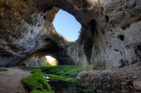 Das gigantische Naturphänomen der Devetashka-Höhle in der Nähe des Dorfes Devetaki