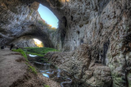Téléchargez les photos : La grotte géante de Devetashka phénomène naturel, près du village de Devetaki - en image libre de droit