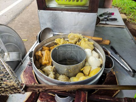 Foto de Siomay (un alimento callejero indonesio) fresco en una sartén de vagón de comida. Siomay se mezcla con albóndigas de pescado al vapor, tofu, papa, huevo y albóndigas, servidas con salsa de maní. - Imagen libre de derechos