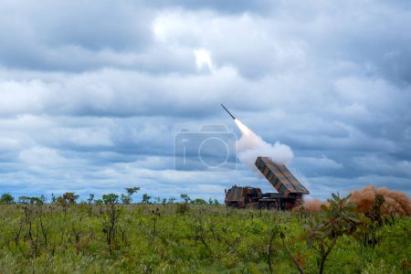 Téléchargez les photos : Un missile se lance du système de lancement de fusée. - en image libre de droit
