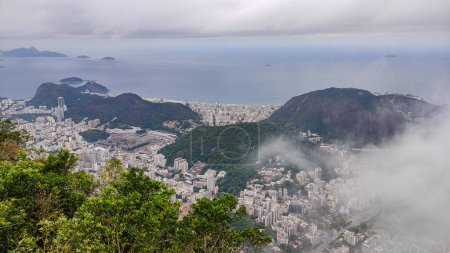 Foto de Una vista aérea de Río de Janeiro envuelta en niebla. Vista desde el área del helipuerto de Mirante Doña Marta, Río de Janeiro, Brasil - Imagen libre de derechos