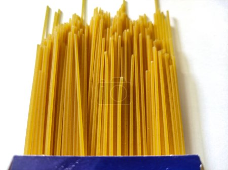 Foto de Espaguetis crudos aislados sobre fondo blanco. Imagen de enfoque selectivo - Imagen libre de derechos